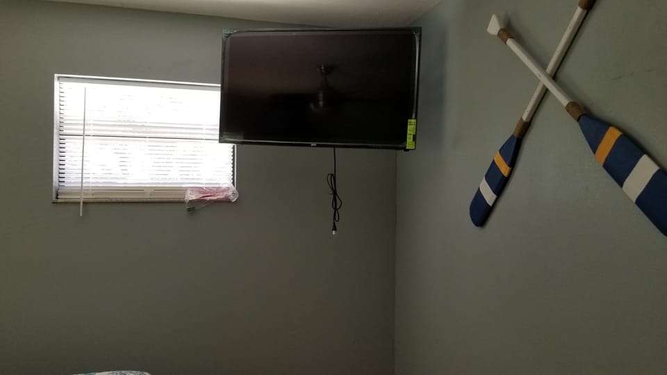 2nd bedroom Flat screen TV
Bath across from bedroom
