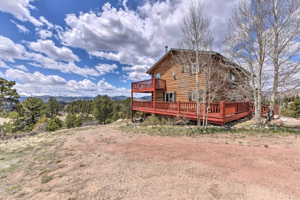 Gorgeous views of the Sange De Cristo mountains surround this charming cabin.