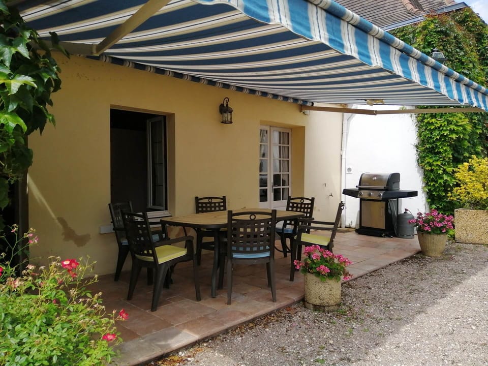 Terrasse extérieure avec salon de jardin & barbecue