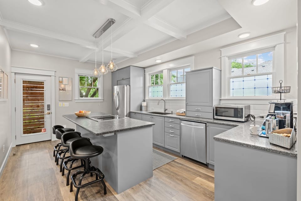 Kitchen— 4 bar stools at island offer additional seating for socializing