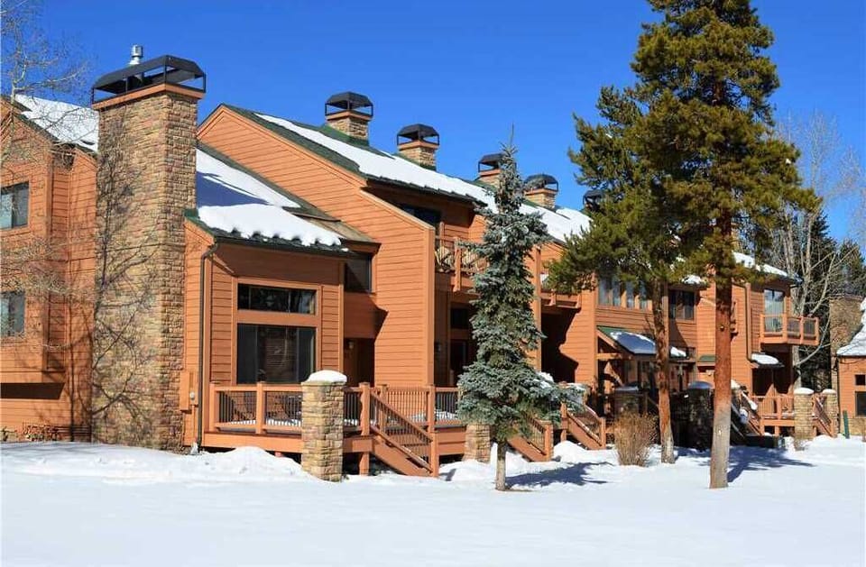 Cedars Courtyard - Open and spacious courtyard at the Cedars complex.