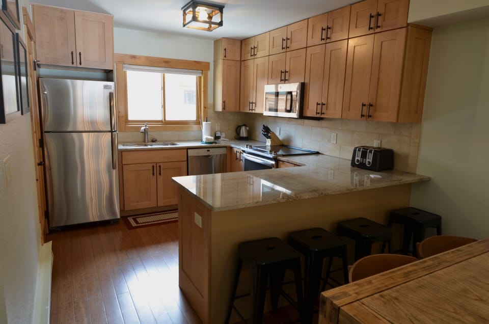Fully Equipped Kitchen - Fully equipped kitchen with new appliances and new furnishings.