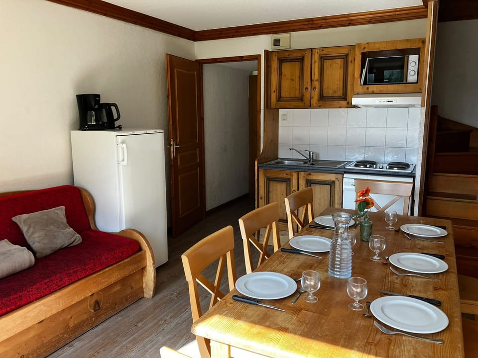 Room at the table seats the whole group for après-ski meals together
