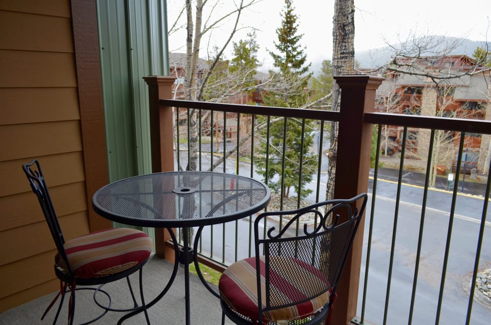 Private Balcony - The private balcony is a great place for the guests to take in the fresh, mountain air and enjoy the scenery.