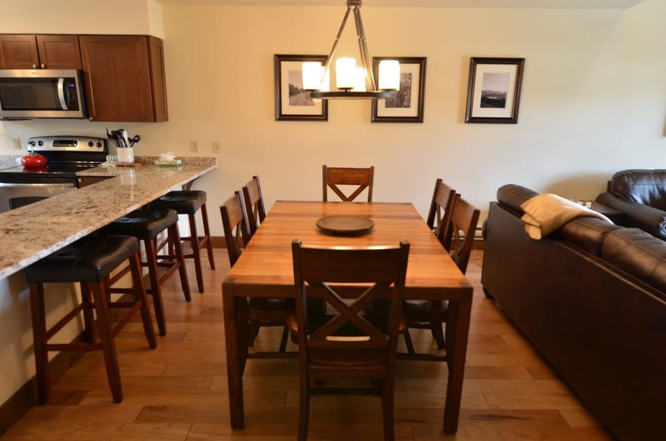Dining Room Area - The dining room area has enough seating for the entire party and is a social area with the open layout of the room.