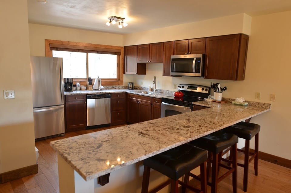 Fully Equipped Kitchen - The fully equipped kitchen is spacious and has all the necessities needed for the guests. The breakfast bar has extra seating and the counter tops are granite.