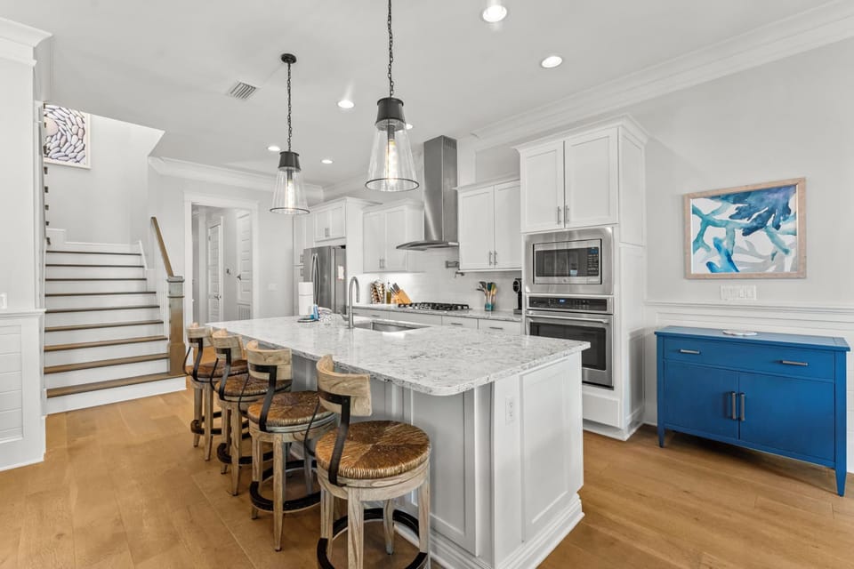 Kitchen with Breakfast Bar