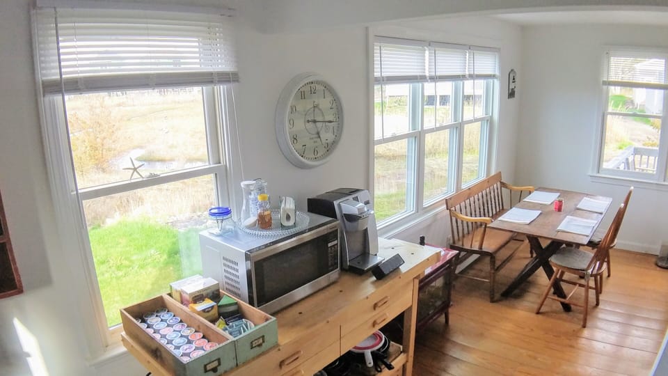 Coffee bar/eat-in kitchen