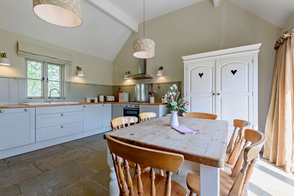 Ivy Cottage Dining Area - StayCotswold