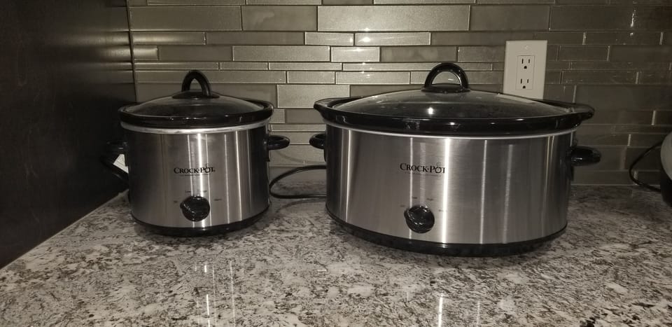 2 crock pots. Large and small sizes