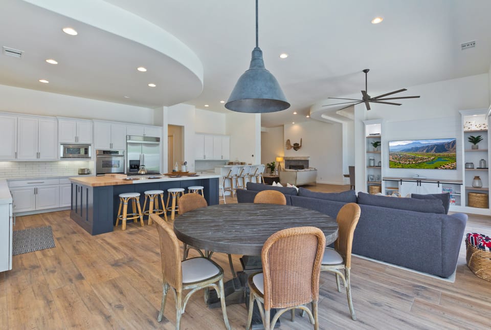 Breakfast dining table area
