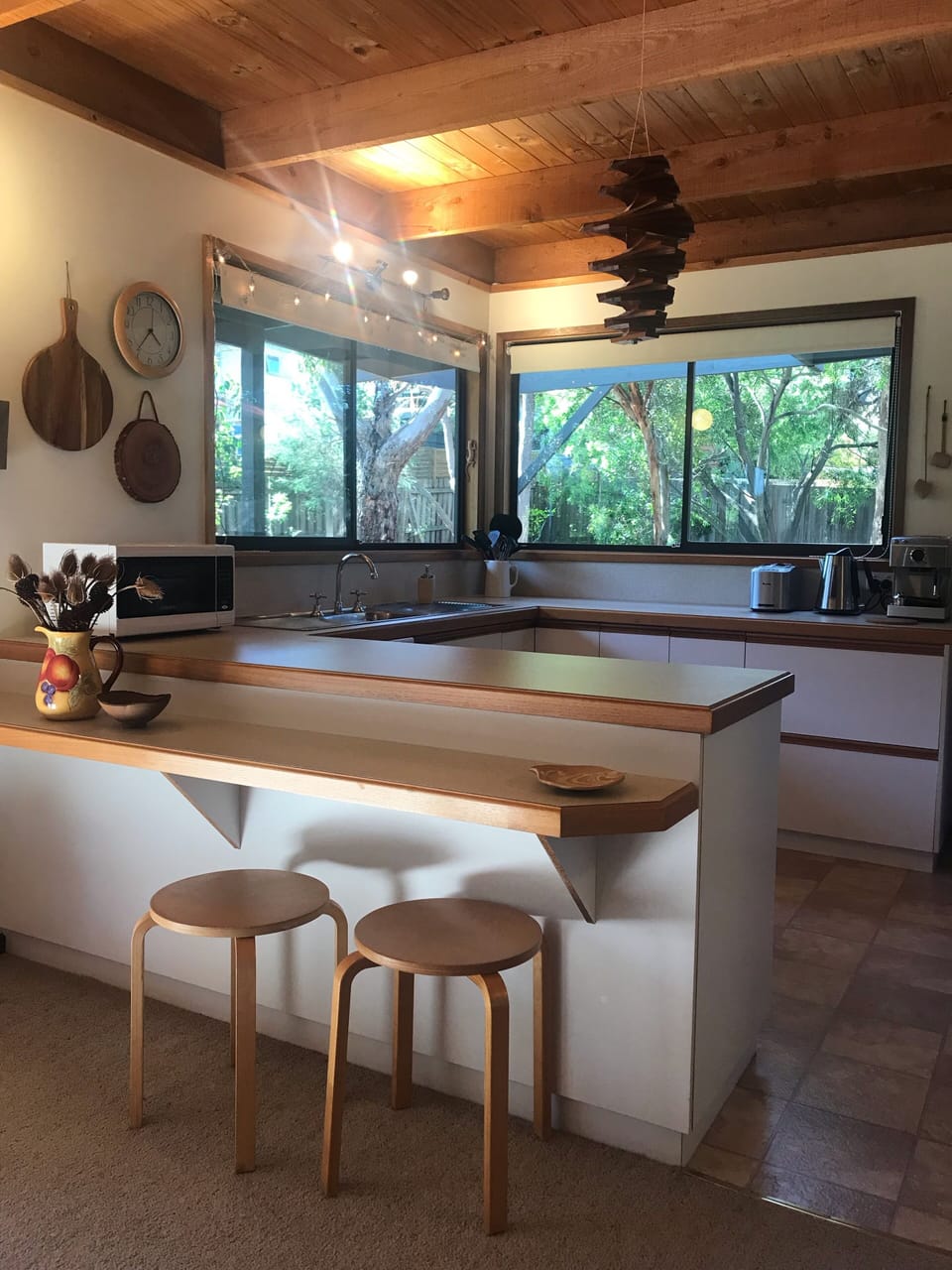Breakfast bar & kitchen