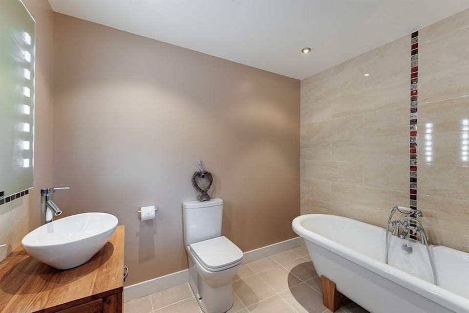 Bathroom, Roll Top Bath-Willow Lodge