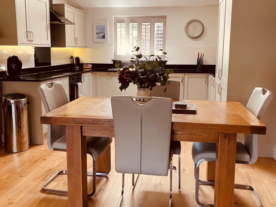 Dining table with seating for 4 & open plan kitchen - Oak Lodge