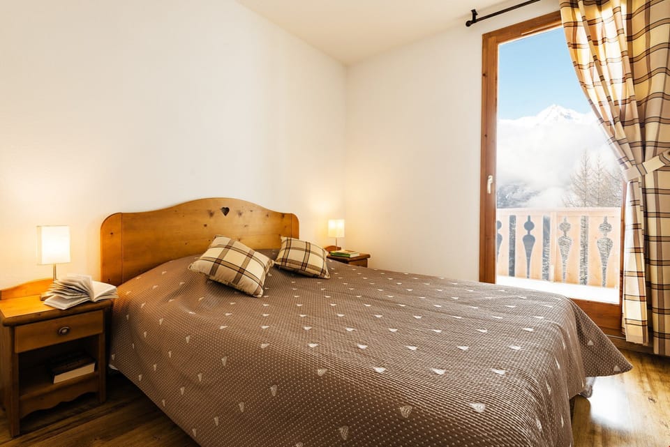 The bedroom may contain a Double bed or a Bunk bed - let us know what you prefer.