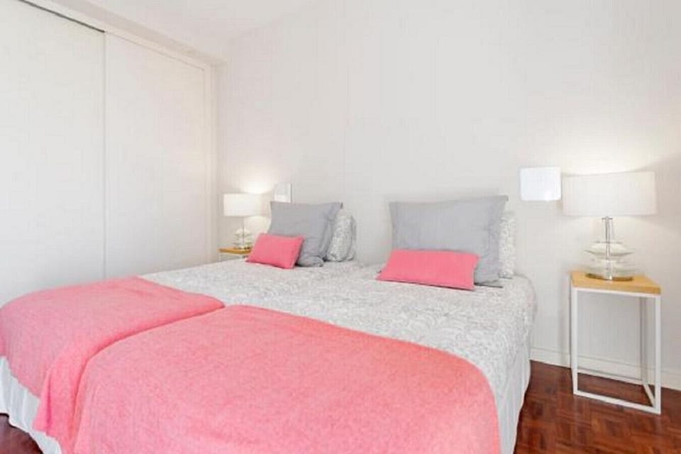 bedroom with two single beds