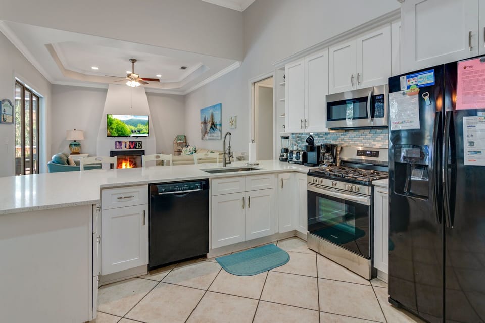 Kitchen has everything you need to cook and eat a meal.