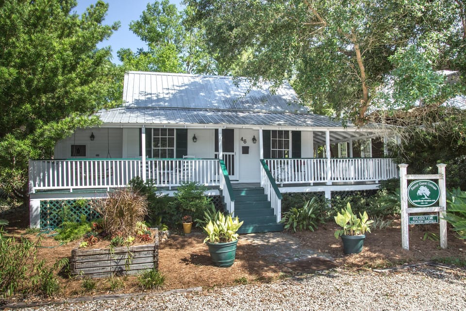 The Raney Guest Cottage - Great for Porch Sittin'
