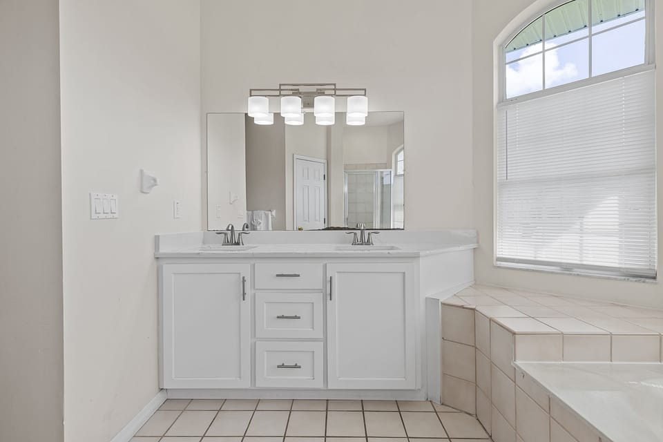 Primary King Ensuite Bathroom