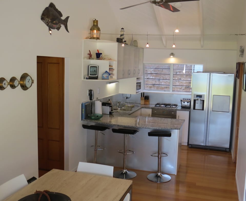 Fully equipped granite kitchen - dishwasher, ice maker, Nespresso, oven