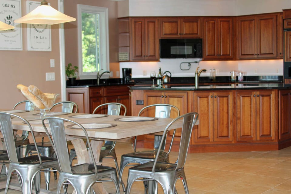 Large kitchen table seats 12 ppl, two sinks, faucet over stove, new appliances