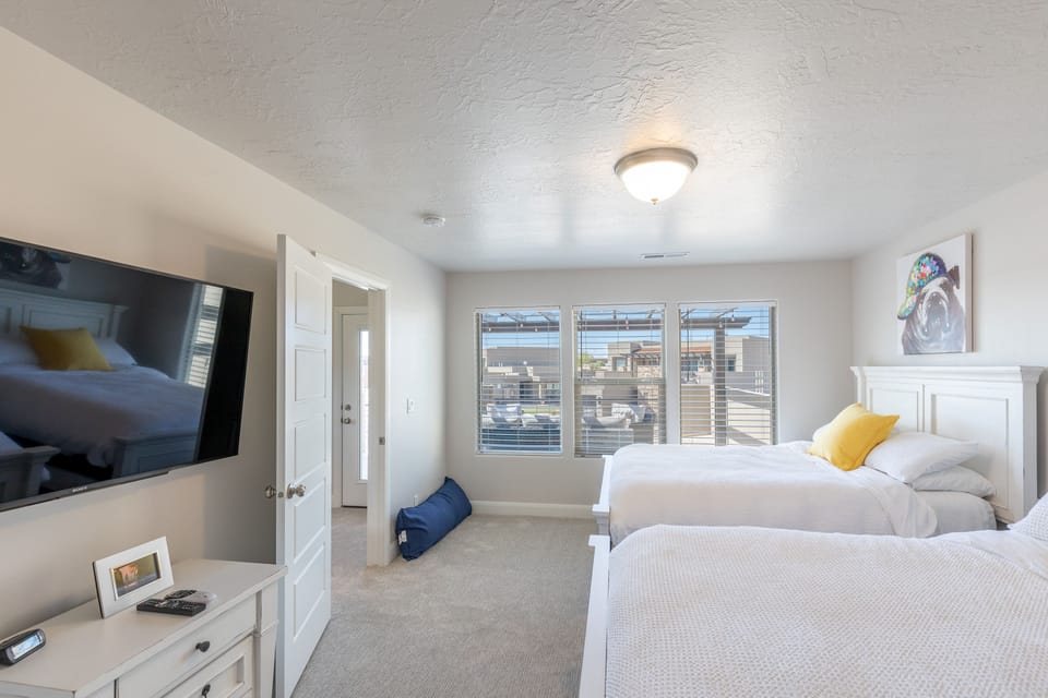 Bedroom 4 - Bedroom 4 is a large bedroom which includes two queen beds, walk-in closet and private TV.