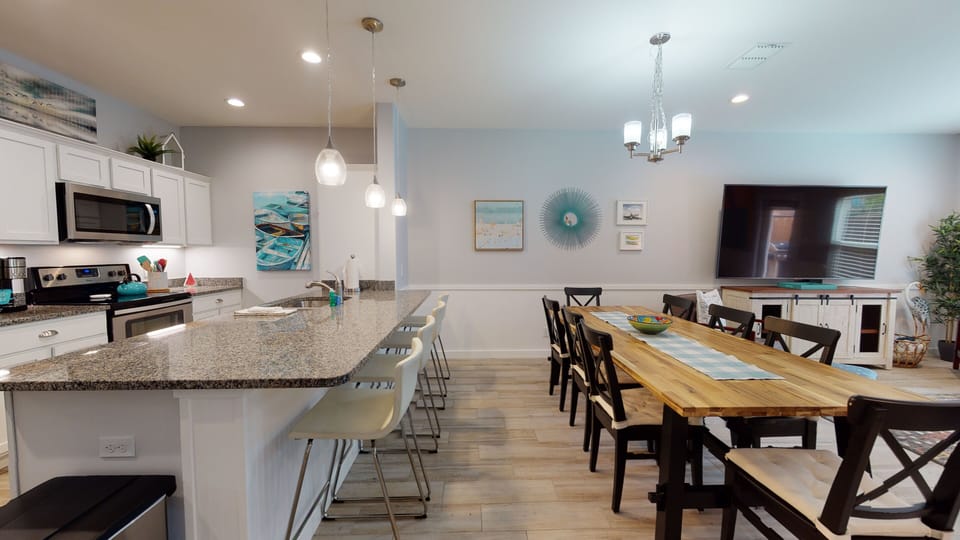 Breakfast Bar with Seating for 4