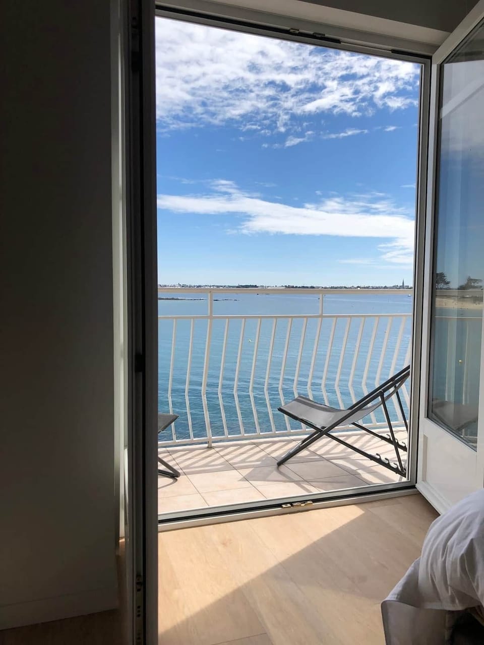 Vue mer depuis le balcon de la chambre. Deux bains de soleil