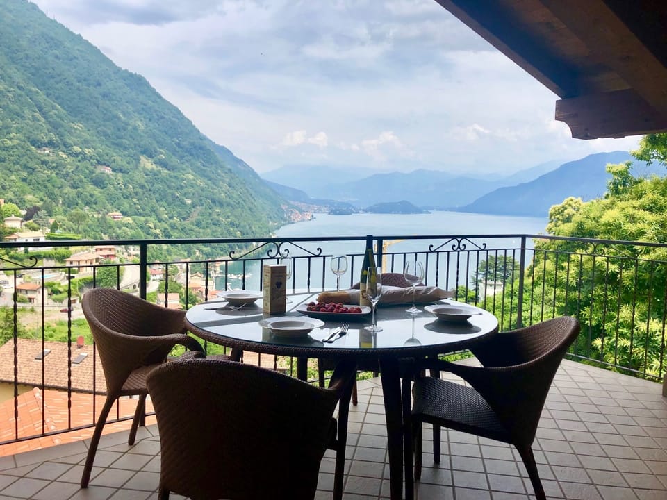 Enjoy an aperitif on the balcony.