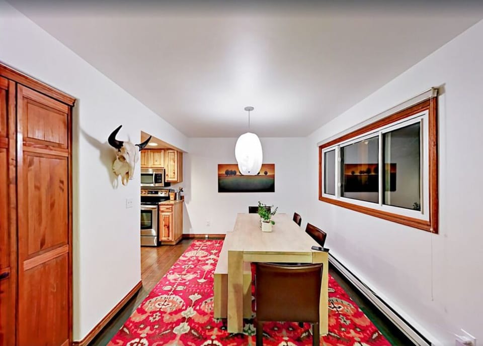 Dining Room (seats 8)