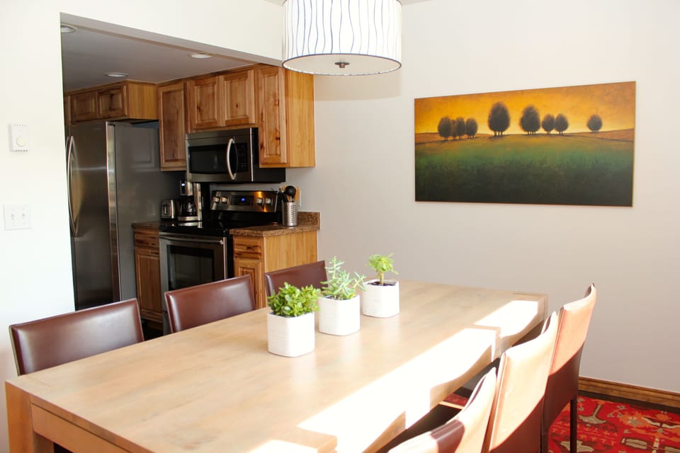 Dining room (seats 8)