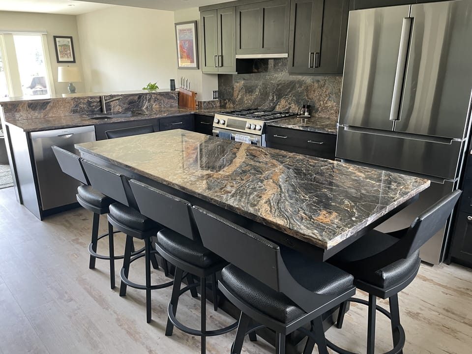 Kitchen/dining island