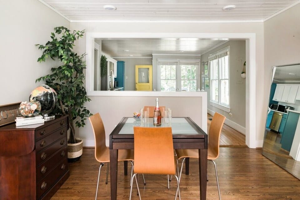 Livingroom looking to kitchen