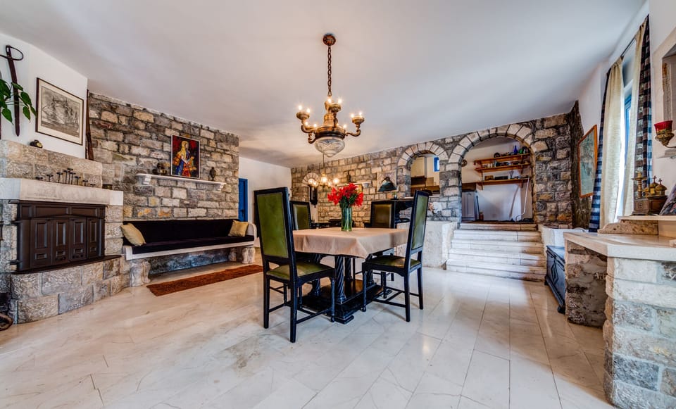 Dining Room Connected with the Kitchen 