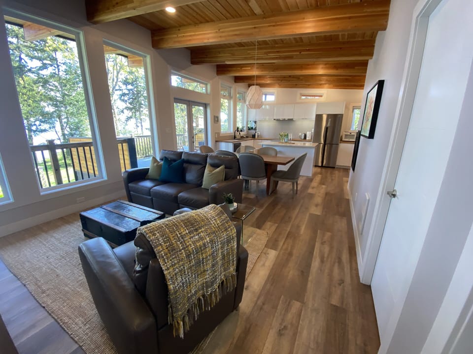 Living space, fireplace