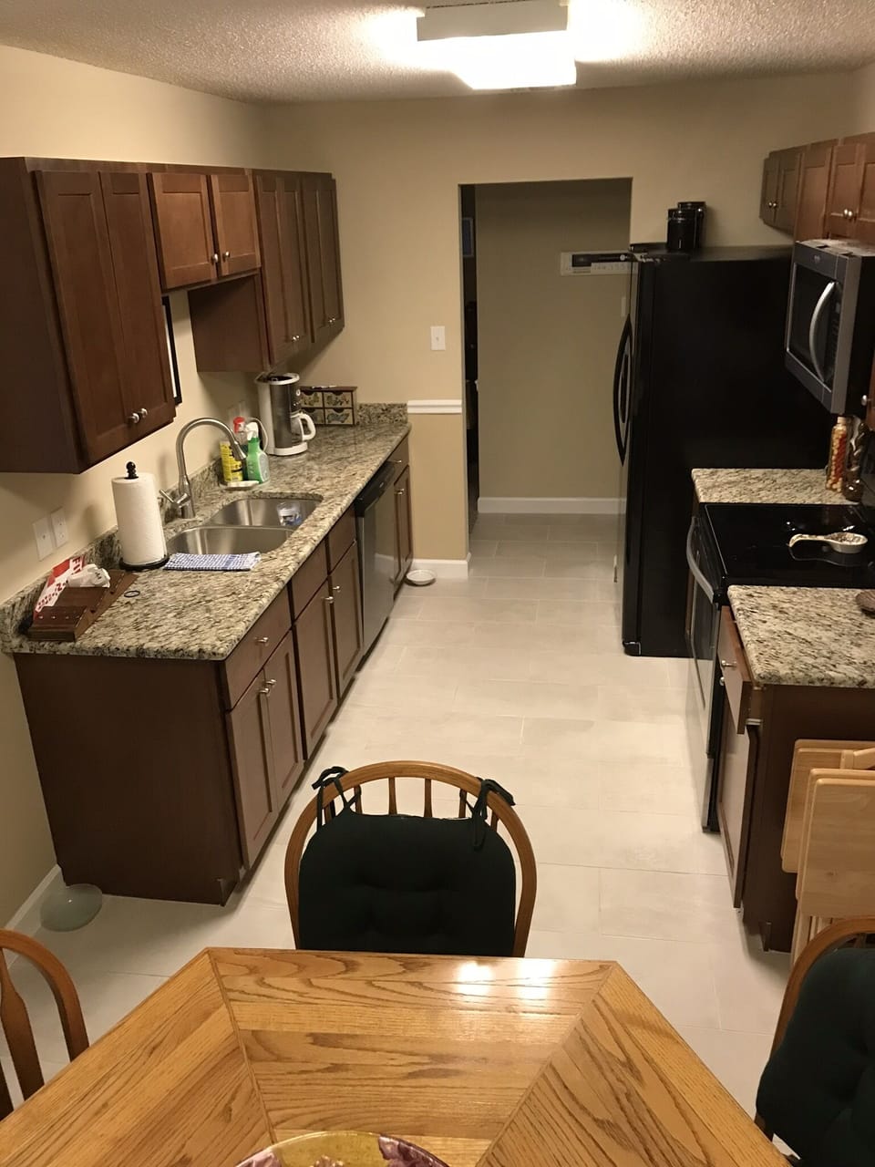 Kitchen w/breakfast table