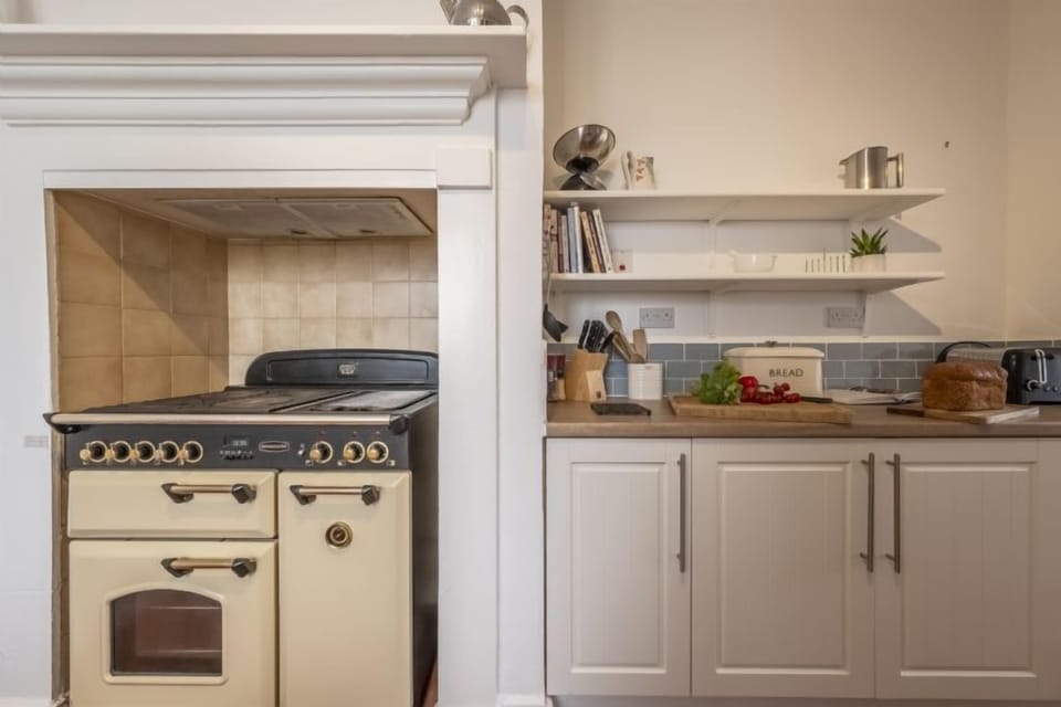 Ground floor: Kitchen with two-oven gas Range master cooker
