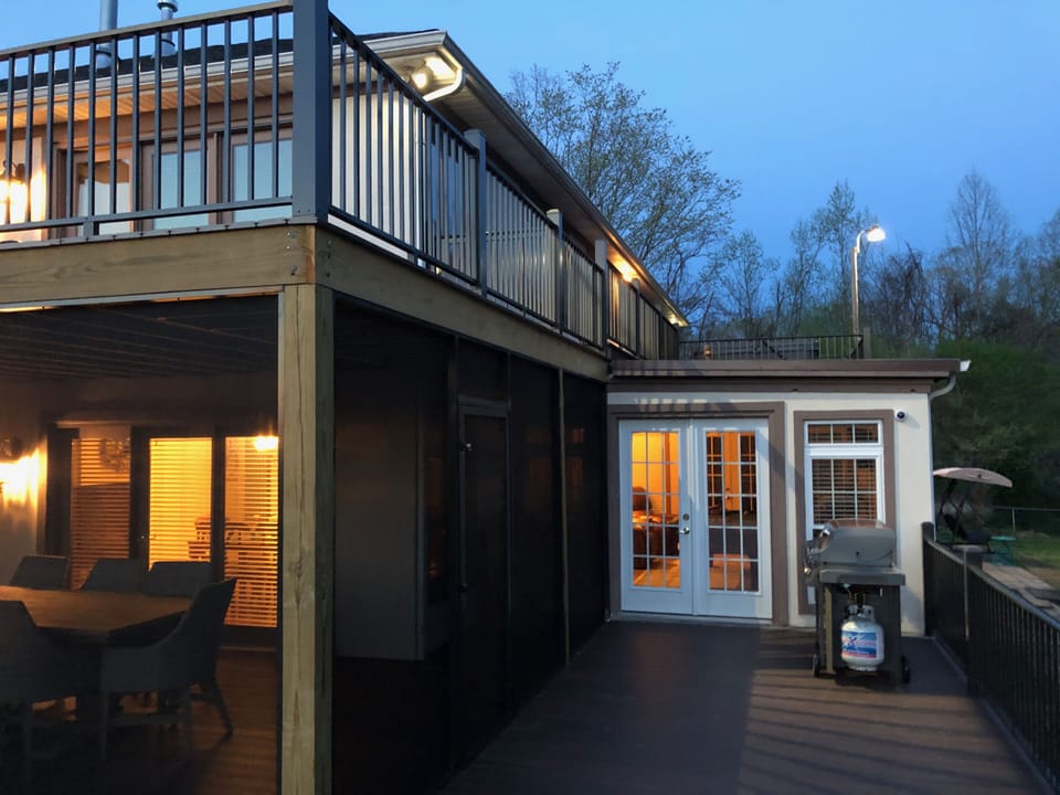 Screened in dining area and grill
Upper deck private to king bedroom