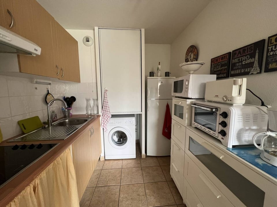 Fridge, microwave, stovetop, coffee/tea maker