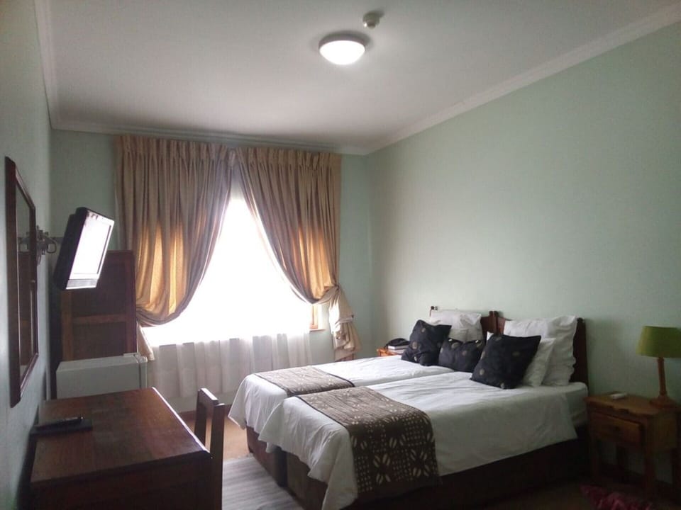 BOGOLAN. Double  Rm ;  Twin beds; Double sleeper ;
 en-suite ; Fridge Sleeps 4