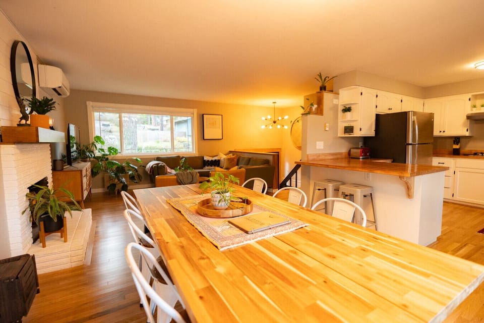 Dining: Large dining table for gatherings and games, chairs for 6 but you can seat 8.