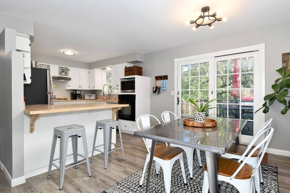 Dining Table Seats 6 / 2 bar stools and the island.