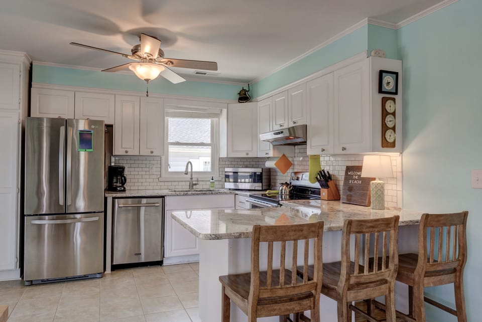 Breakfast bar & kitchen