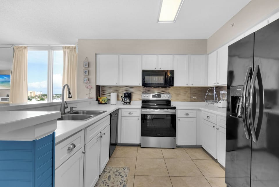 Fully functional spacious kitchen