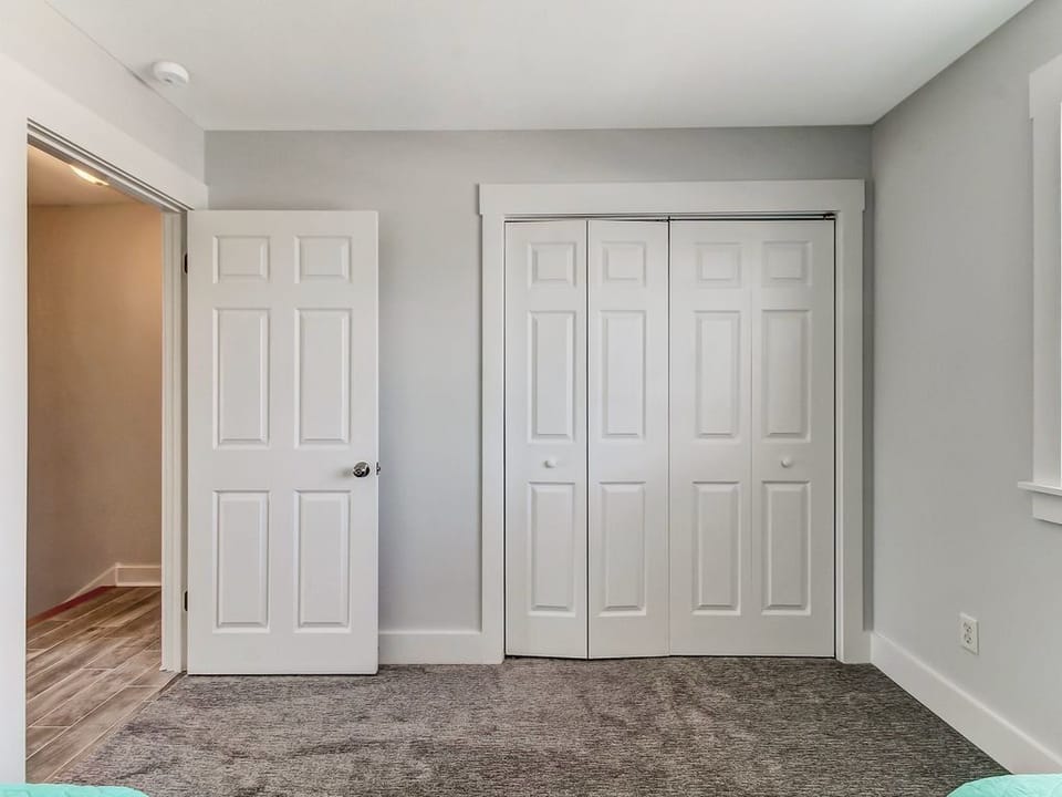 Twin bedroom with large closet