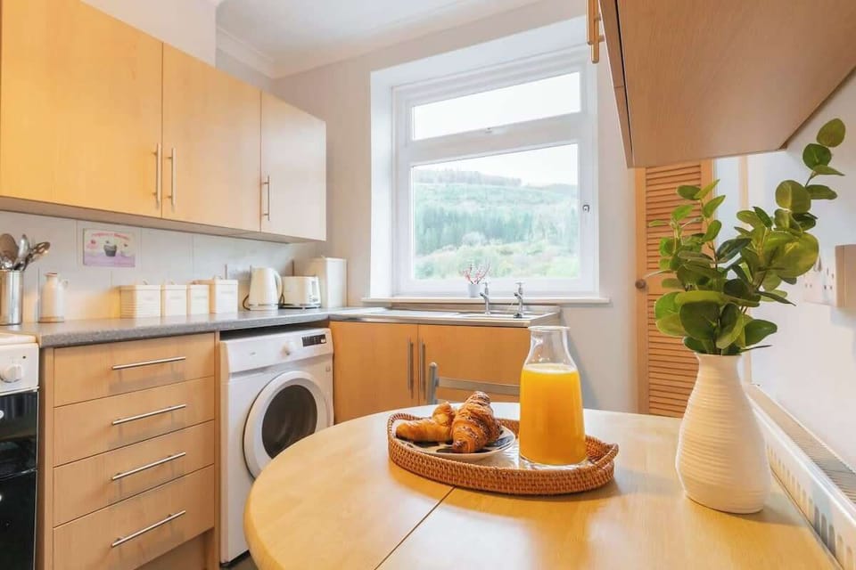Kitchen & dining area