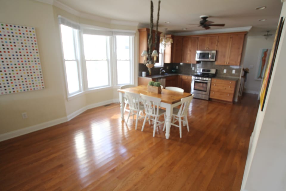 Seating area in kitchen (extra table and four chairs available to seat 10).