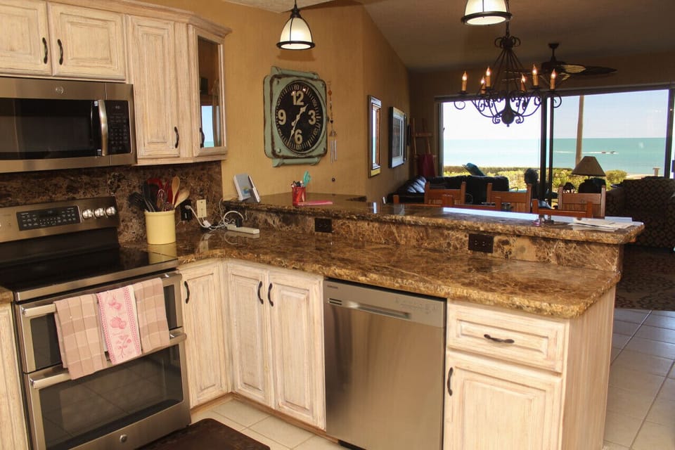 Gourmet kitchen with purified water tap (and ice) and double oven