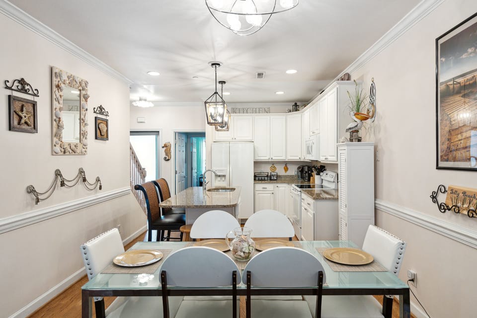 Dining Area & Kitchen