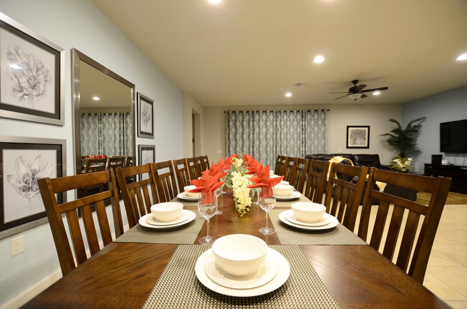 Dinning room with seating for 16